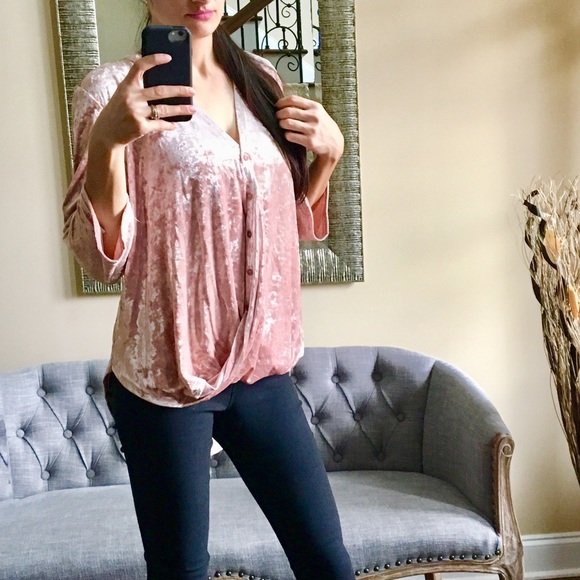 Listicle Tops - ✨NEW✨Velvet Soft  Gathered Top